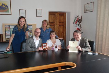 Lari-Oldham, 26 mah2016